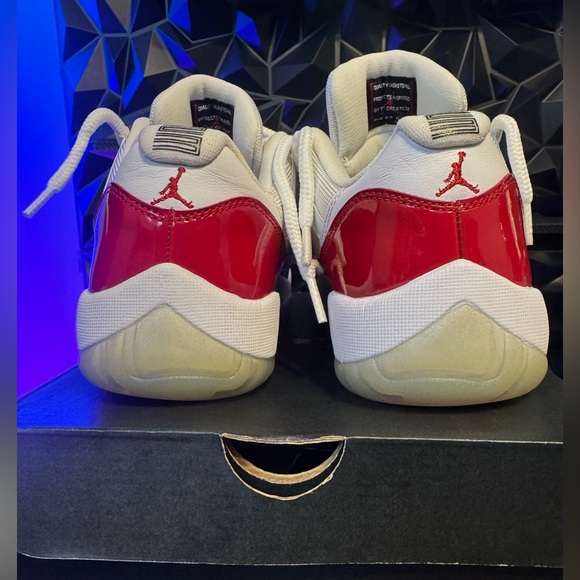 Jordan 11 - Picture 2 of 11
